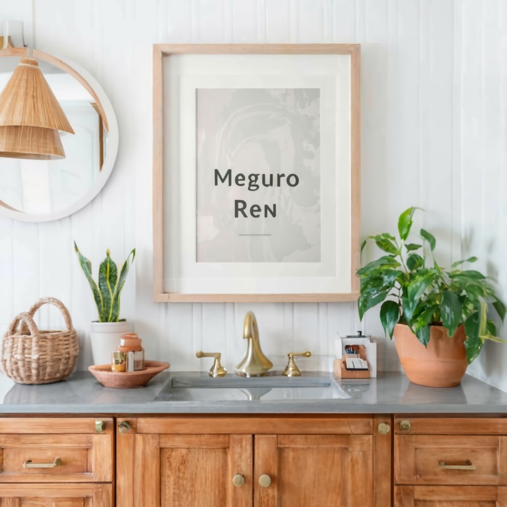 洗面台のセンターに目黒連のローマ字ポスターが貼ってある